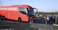 41959334-9488323-Supporters_attempted_to_block_Liverpool_s_team_bus_from_arriving-a-44_1618863...jpg