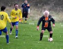 dickie-borthwick-81-year-old-footballer-older-man-playing-football-HE63HJ.jpg